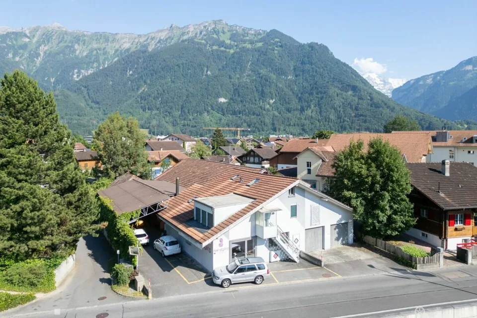 Rendite- oder Eigennutzung: Wohn- und Gewerbeobjekt in Matten bei Interlaken