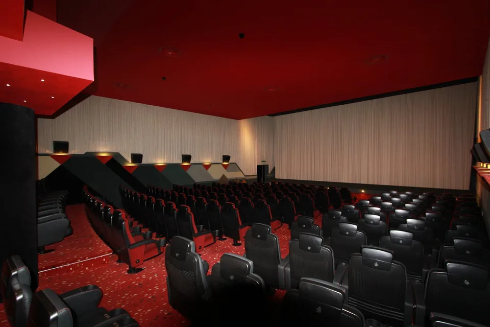 Ex gioiello di cinema con 772 m² pieni di possibilità nel centro di Coira