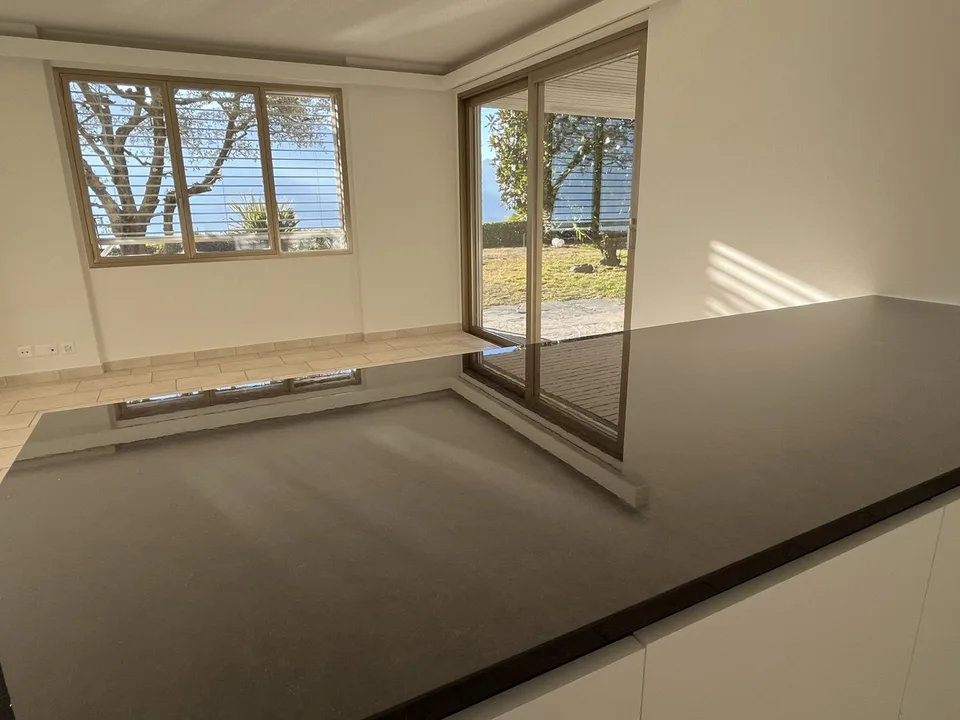 Esclusiva Villa con vista lago posteggi e vari confort. – Foto 7 von 19