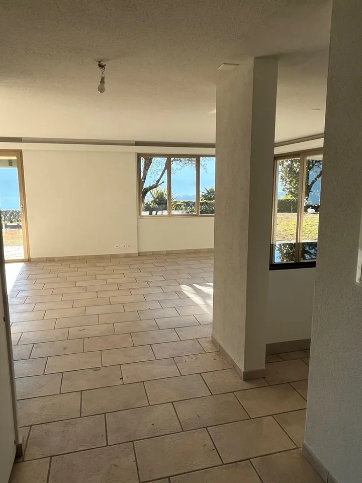 Esclusiva Villa con vista lago posteggi e vari confort.
