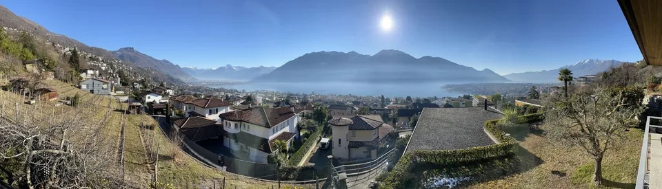 Esclusiva Villa con vista lago posteggi e vari confort.