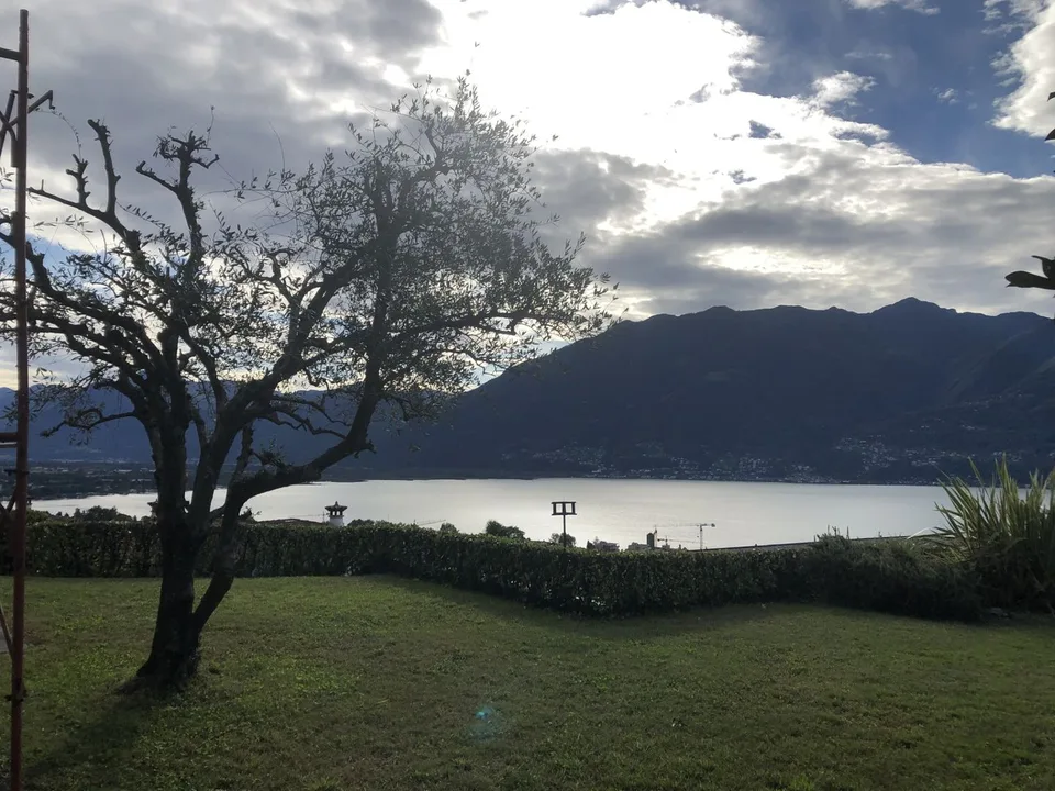 Esclusiva Villa con vista lago posteggi e vari confort.
