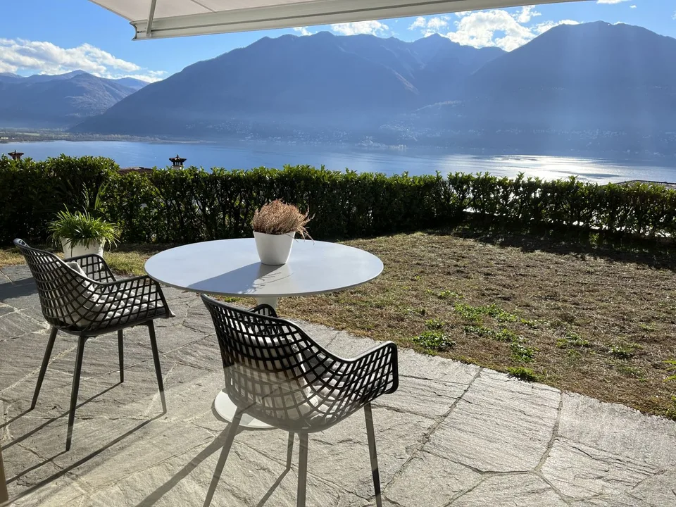 Esclusiva Villa con vista lago posteggi e vari confort.