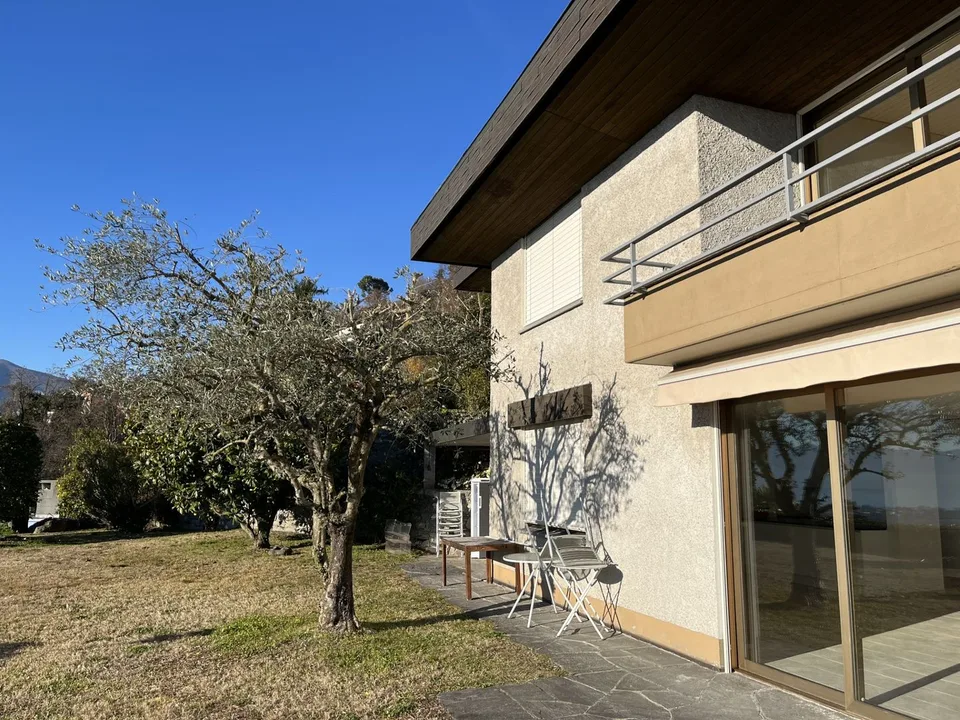 Esclusiva Villa con vista lago posteggi e vari confort.