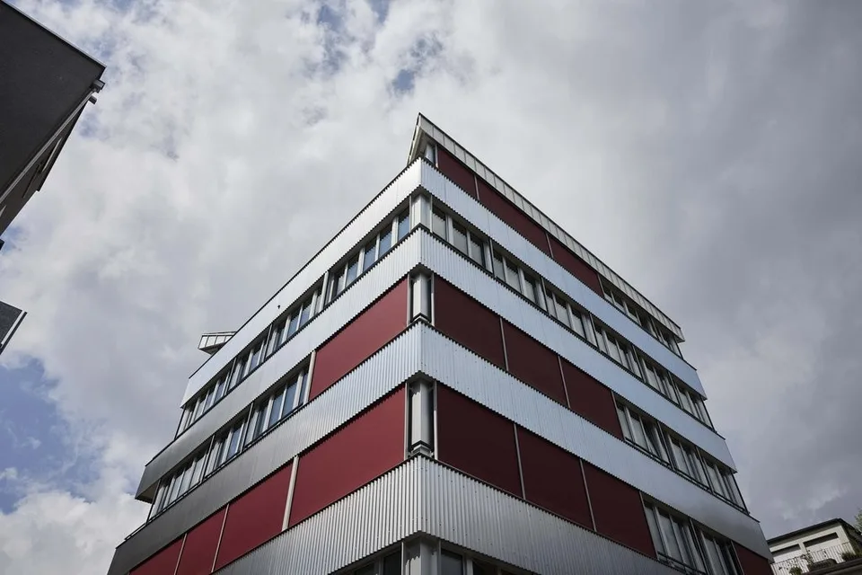 Havre de bien-être : emménagement dans un studio d'attique moderne à un emplacement idéal