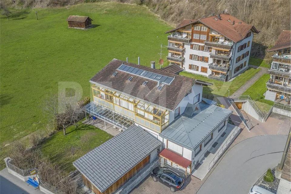 Grosses Einfamilienhaus mit separatem Büroteil