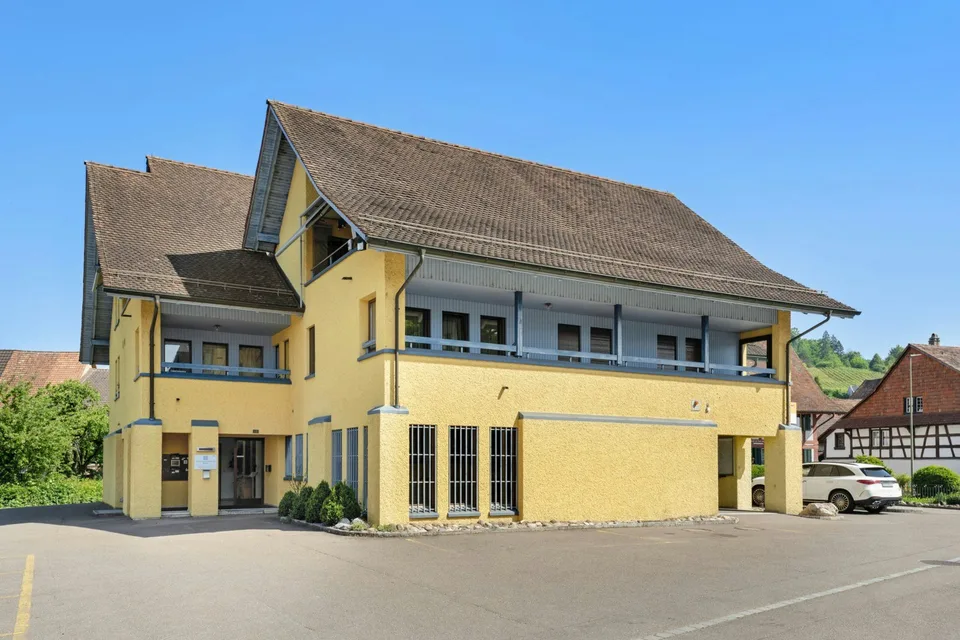 Il tuo investimento immobiliare: appartamenti in affitto/studi medici nel centro del villaggio di Rafz