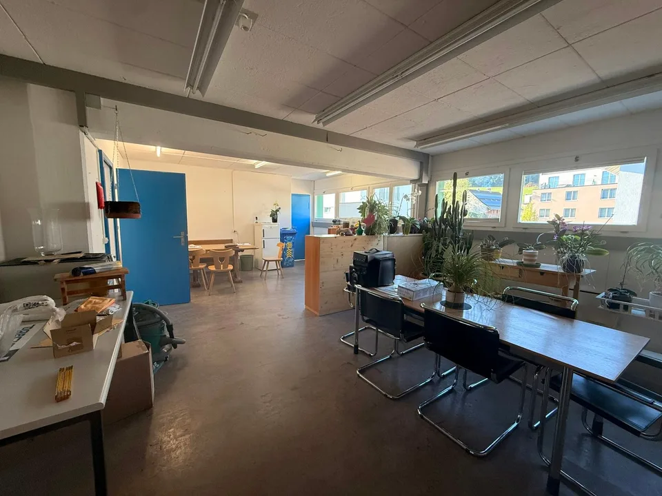 Espace commercial avec rampe et monte-charges incluant beaucoup d'espace de stockage