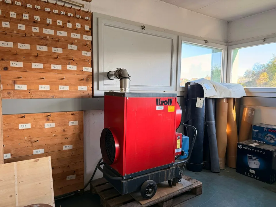 Espace commercial avec rampe et monte-charges incluant beaucoup d'espace de stockage