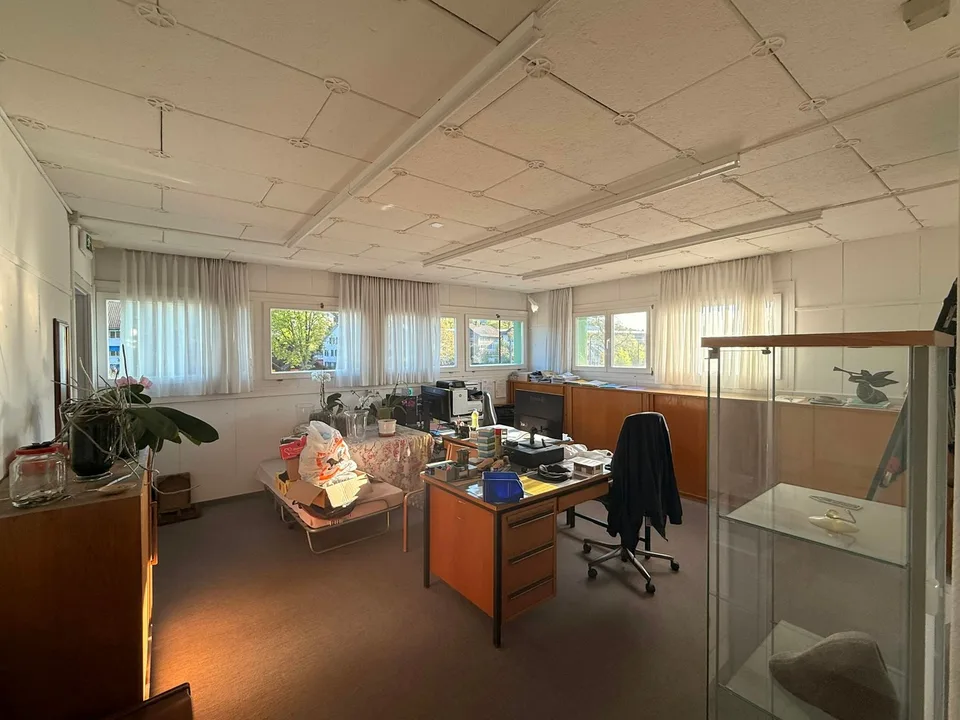 Espace commercial avec rampe et monte-charges incluant beaucoup d'espace de stockage