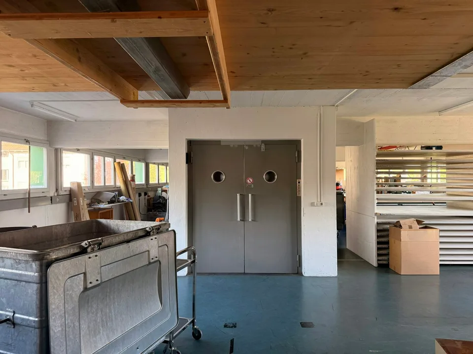 Gewerberaum mit Rampe und Warenlift in Elsau