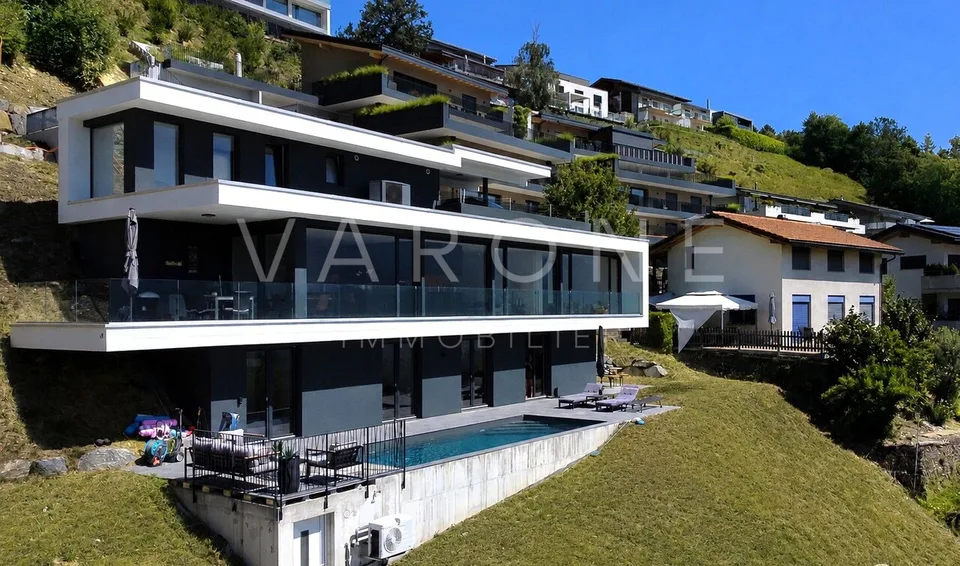 Villa contemporaine de 6,5 pièces avec piscine et vue panoramique