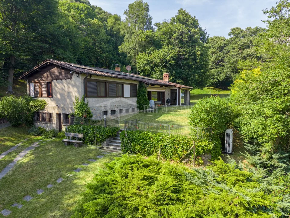 VOLLSTÄNDIG RENOVIERTE VILLA MIT PARK, PANORAMA-POOL UND SEEBLICK