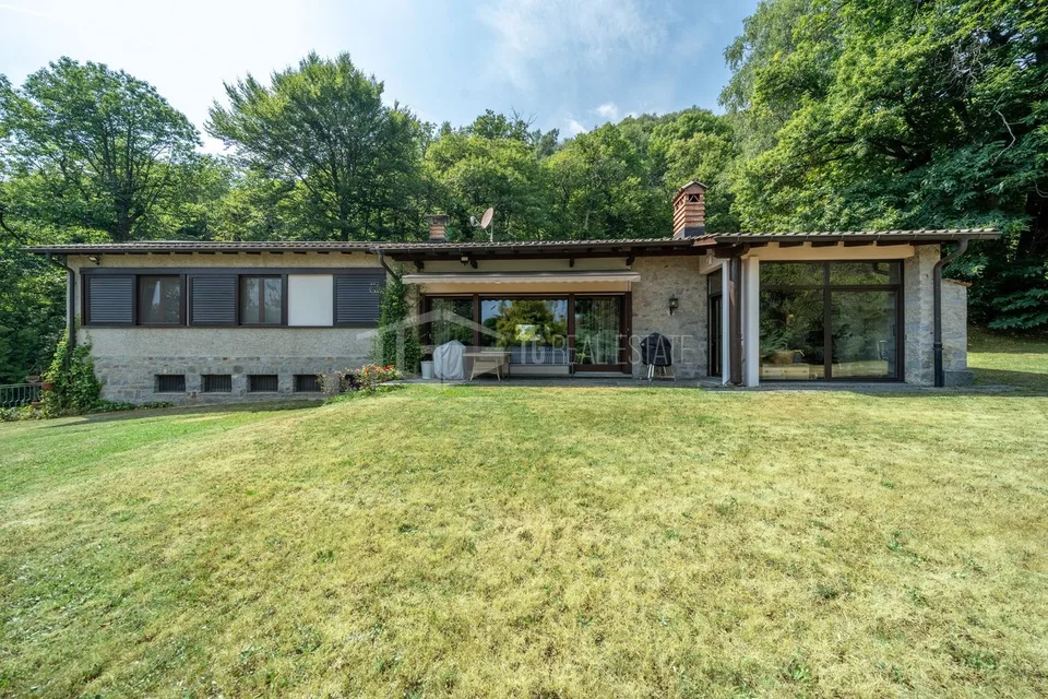 VILLA COMPLETAMENTE RISTRUTTURATA CON PARCO, PISCINA PANORAMICA E VISTA LAGO – foto 22 di 22