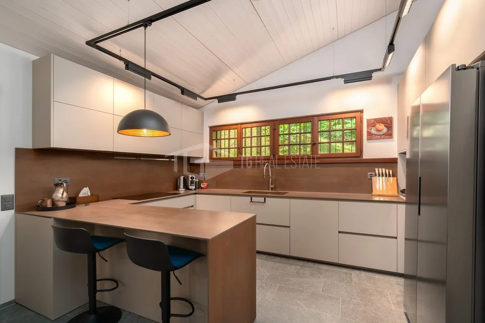 VILLA COMPLETAMENTE RISTRUTTURATA CON PARCO, PISCINA PANORAMICA E VISTA LAGO – foto 7 di 22
