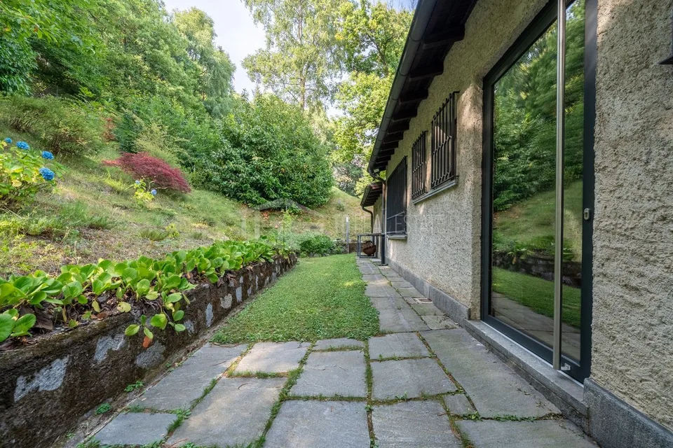 VILLA COMPLETAMENTE RISTRUTTURATA CON PARCO, PISCINA PANORAMICA E VISTA LAGO – foto 18 di 22
