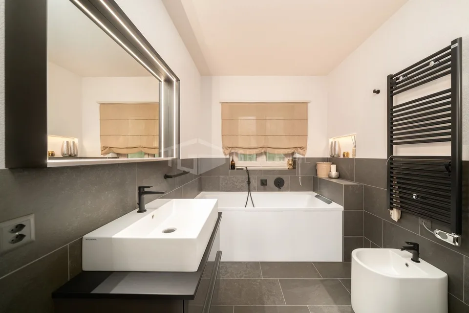 VILLA COMPLETAMENTE RISTRUTTURATA CON PARCO, PISCINA PANORAMICA E VISTA LAGO – foto 14 di 22