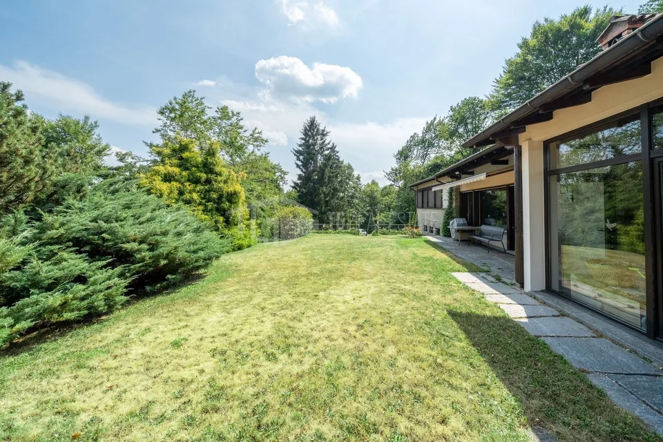VILLA COMPLETAMENTE RISTRUTTURATA CON PARCO, PISCINA PANORAMICA E VISTA LAGO – foto 19 di 22