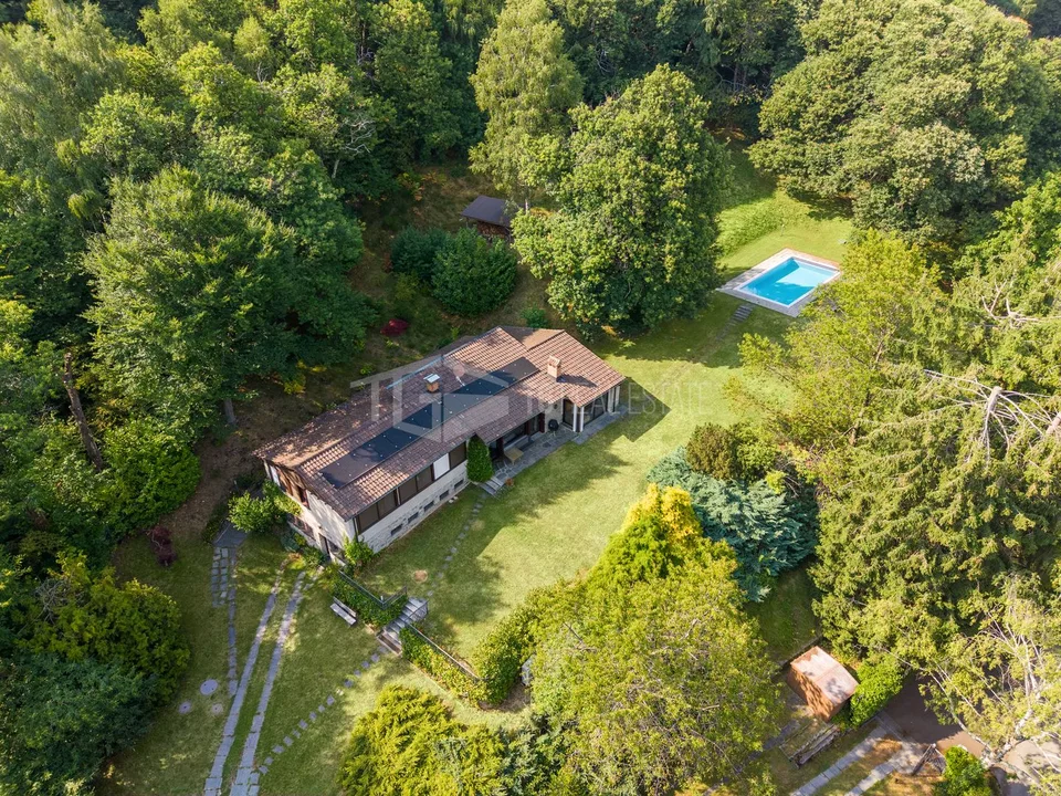VOLLSTÄNDIG RENOVIERTE VILLA MIT PARK, PANORAMA-POOL UND SEEBLICK