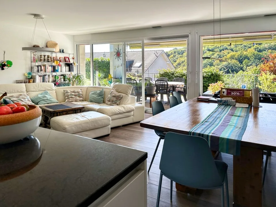 Superbo appartamento familiare con balcone-giardino e vista aperta