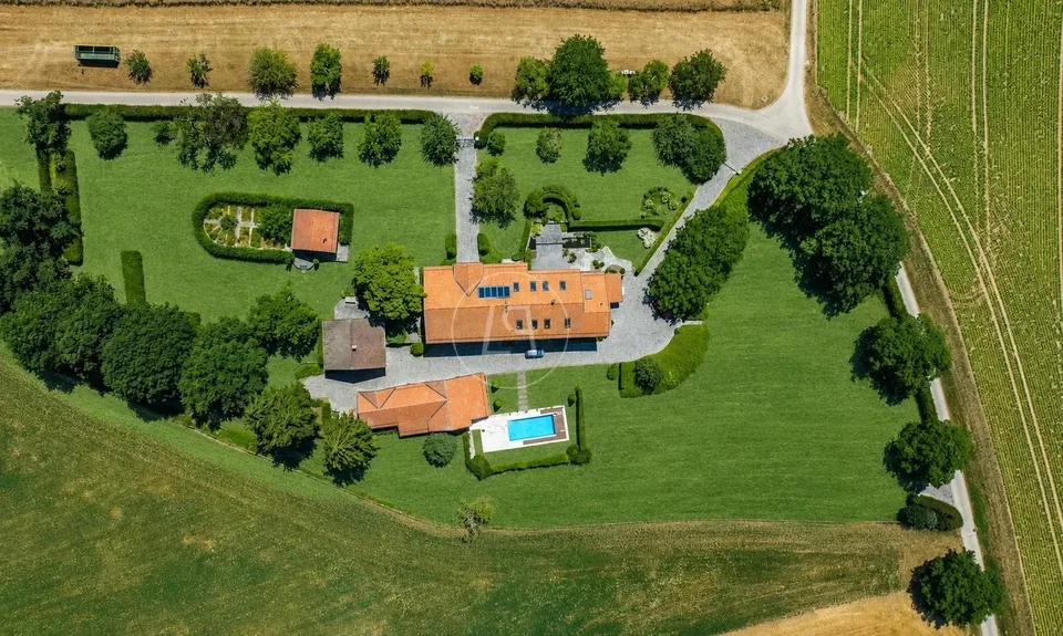 Elegante fattoria ristrutturata con piscina, Essertines-sur-Rolle