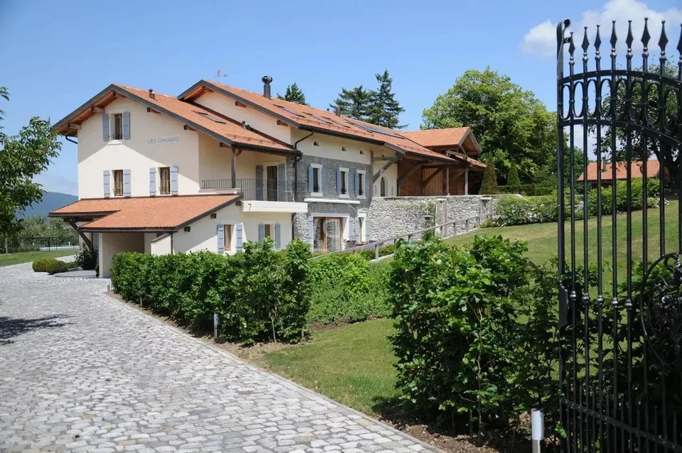 Elegante fattoria ristrutturata con piscina, Essertines-sur-Rolle