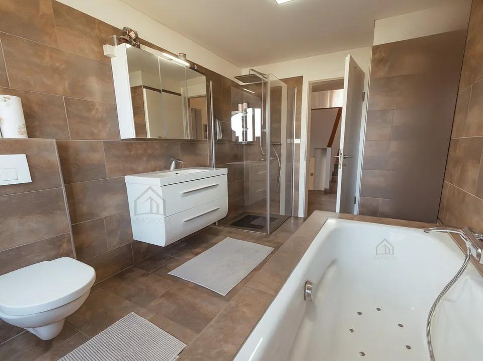 Traumhaftes Wohnen mit Pool, Wellness, Panoramasicht und Wald – Foto 12 von 21