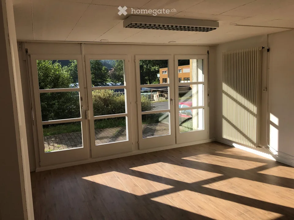 Luminoso loft di 2.5 camere sulla strada principale a Bottenwil