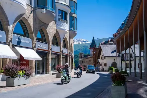 Ladenfläche an Via Serlas in St. Moritz zu vermieten / Retai Space For Rent