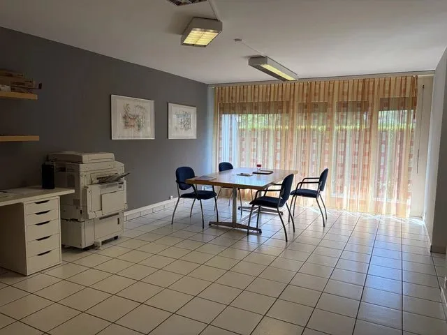 Surface commerciale à louer de suite de 3pièces au rez-de-chaussée
