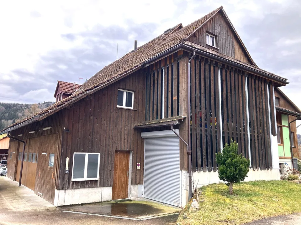 Baubewilligtes 2-Wohnungs-Projekt mit grosser Halle und 2'705 m Gebäudevolumen