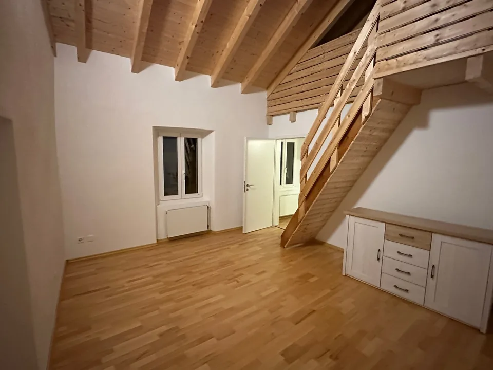 Elegante casa indipendente 5 locali con balcone ristrutturata, Riviera