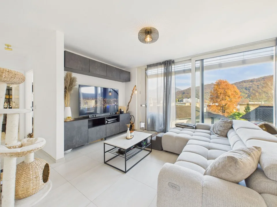 Moderne 2,5-Zimmer-Dachgeschosswohnung mit großem Balkon, Agno