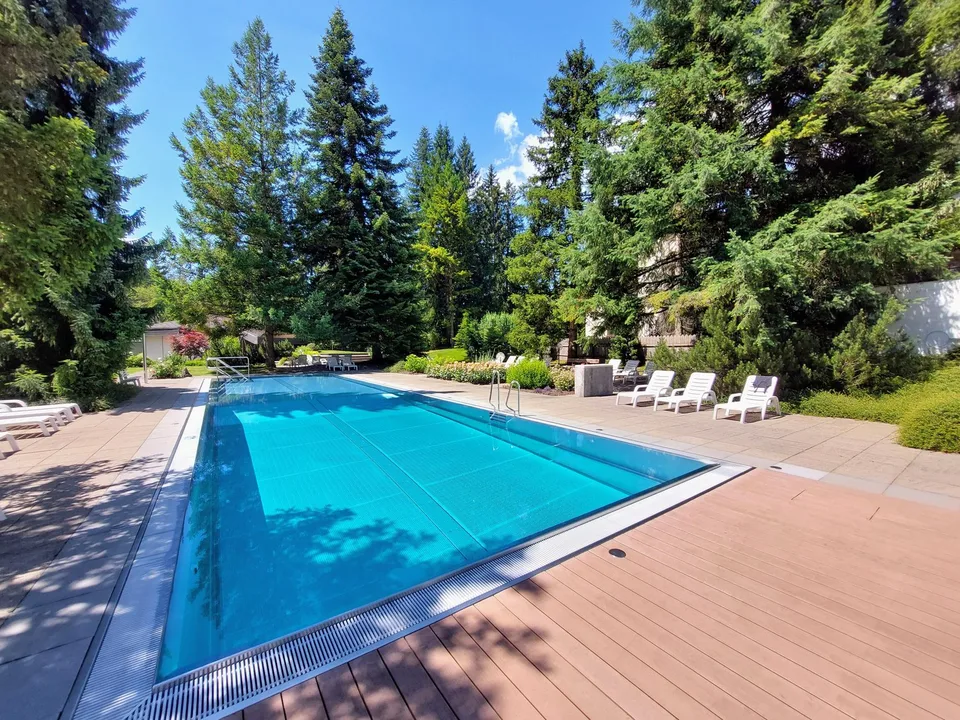 Sonnige Terrasse und exklusiver Zugang zu Pool- und Sportanlagen