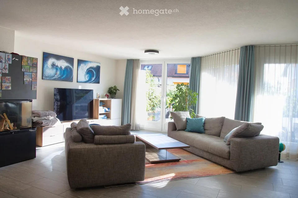 Spazio per la famiglia e il relax a Brütten: Appartamento maisonette moderno 5,5 locali