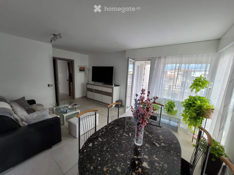 Rent 2.5 rooms with indoor pool in the center of Paradiso
