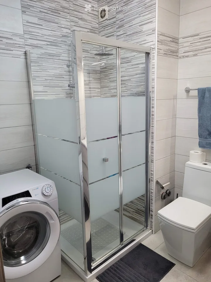 Rent 2.5 rooms with indoor pool in the center of Paradiso