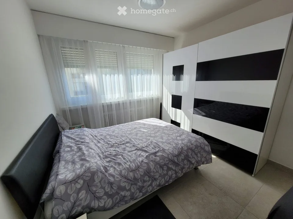 Rent 2.5 rooms with indoor pool in the center of Paradiso