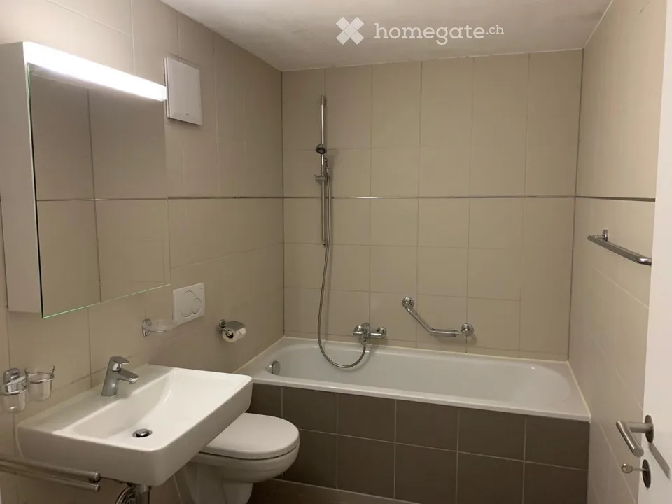 WONUNG 4.5 ZIMMER + INNERER PARKPLATZ 01.10.2026