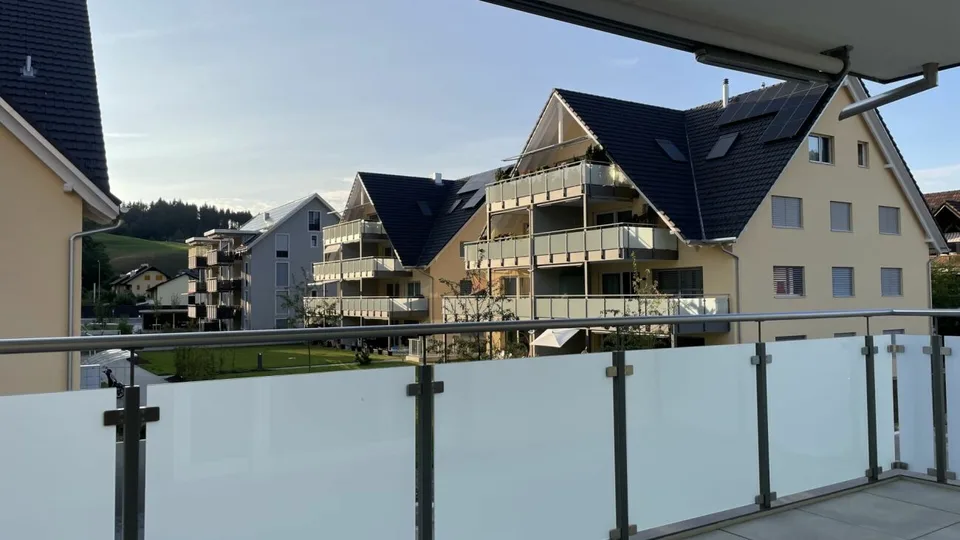 ERSTBEZUG IN MODERNEM NEUBAU