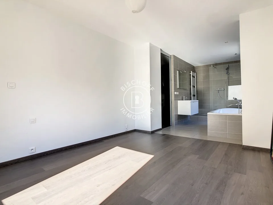 Spacious 6-room apartment in Saint-Louis – Available immediately – photo 9 of 16