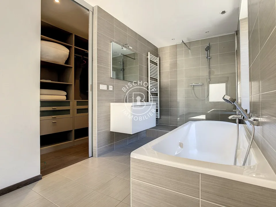 Spacious 6-room apartment in Saint-Louis – Available immediately – photo 10 of 16