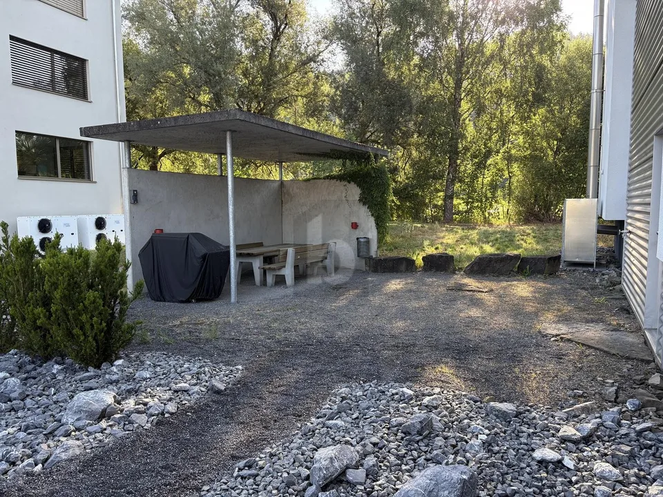 REPRÄSENTATIV MIT GLASFRONT