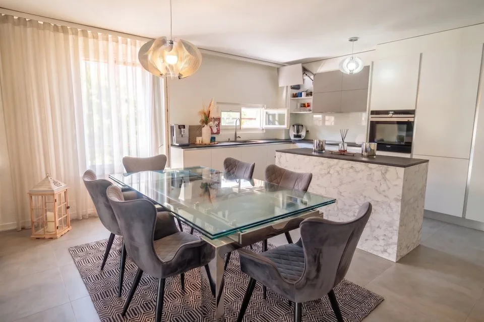 Selten! Renoviertes Dachgeschoß-Triplex mit 6 Zimmern, nahe dem Zentrum