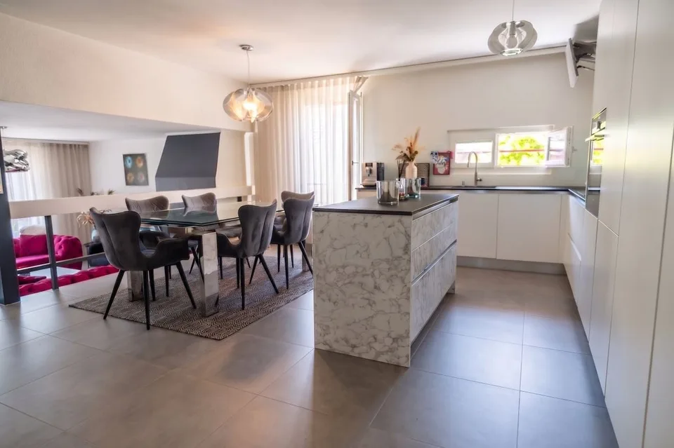 Selten! Renoviertes Dachgeschoß-Triplex mit 6 Zimmern, nahe dem Zentrum