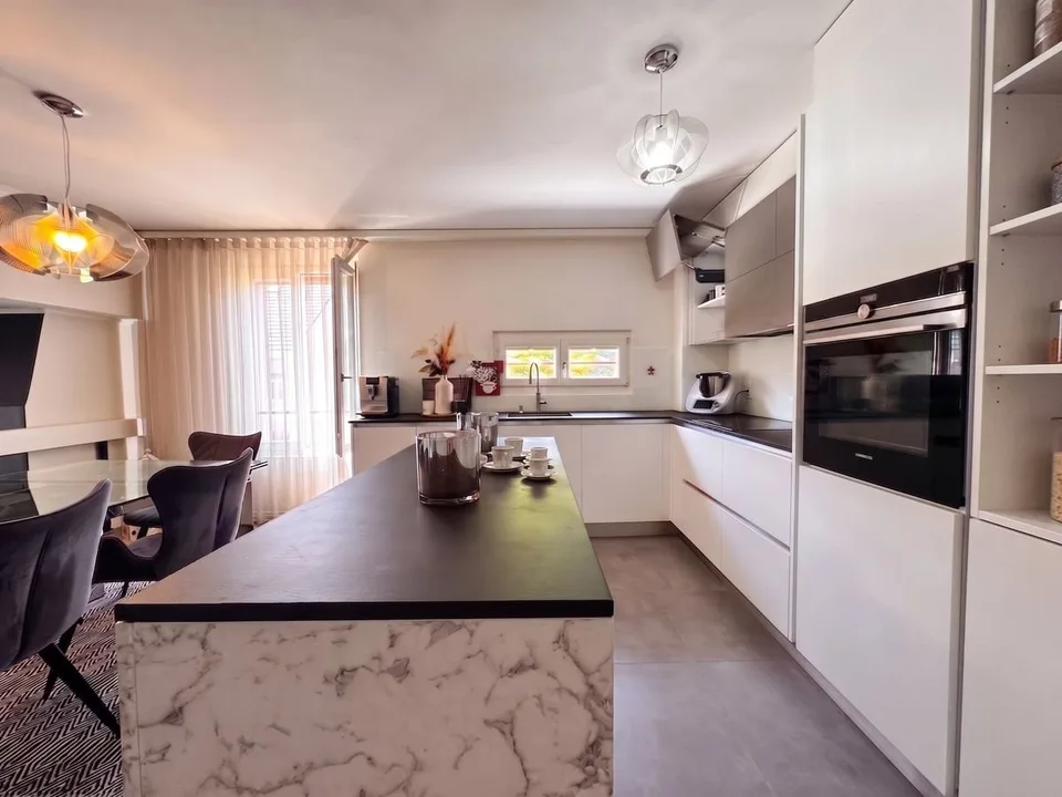 Selten! Renoviertes Dachgeschoß-Triplex mit 6 Zimmern, nahe dem Zentrum