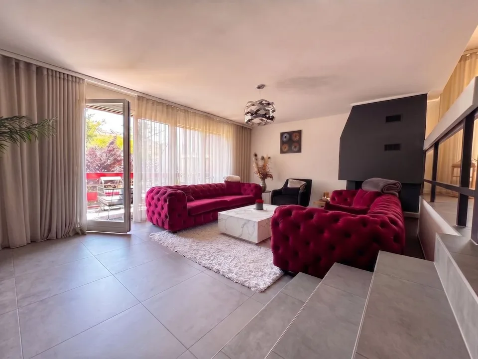 Selten! Renoviertes Dachgeschoß-Triplex mit 6 Zimmern, nahe dem Zentrum