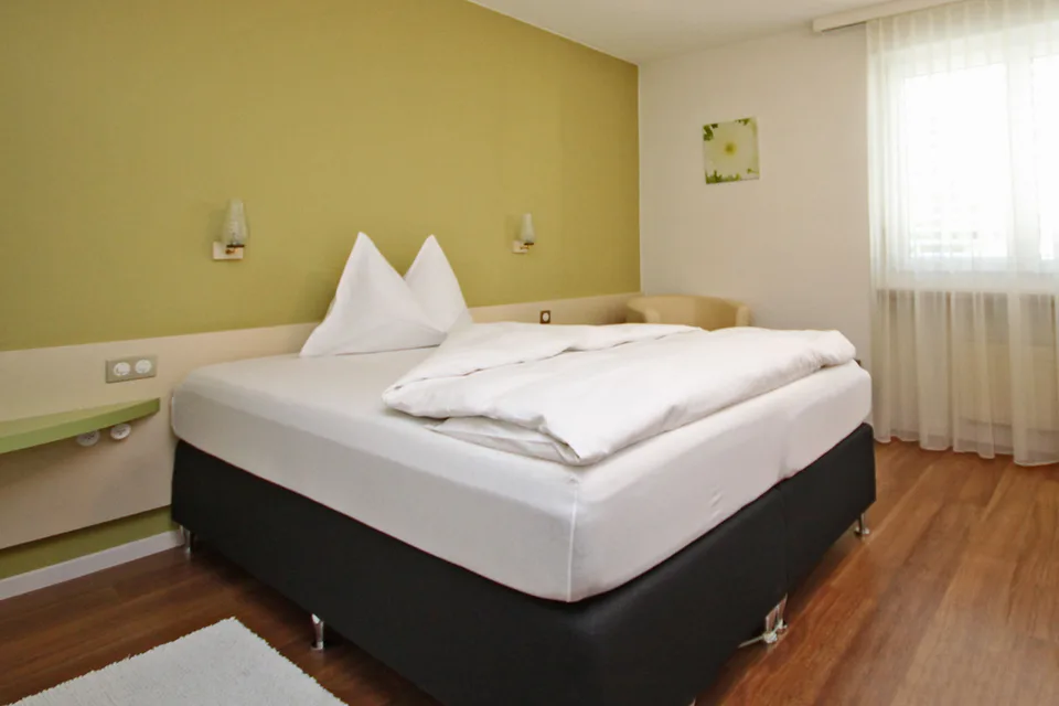 Möbliertes Studio Balkon mit Boxspring Bett in Bad Ragaz