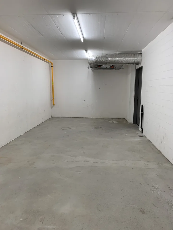 Local de stockage / dispersion (UG, 33 m2) au centre de Zug