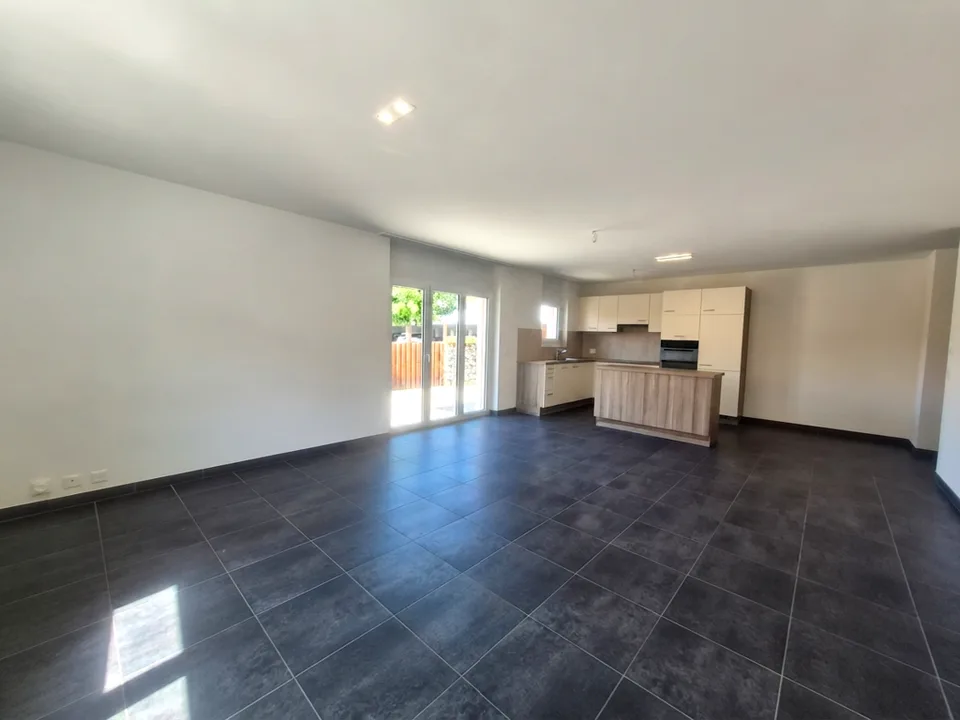 ERDE - GERÄUMIGE 4.5-ZIMMER-WOHUNG MIT TERRASSE